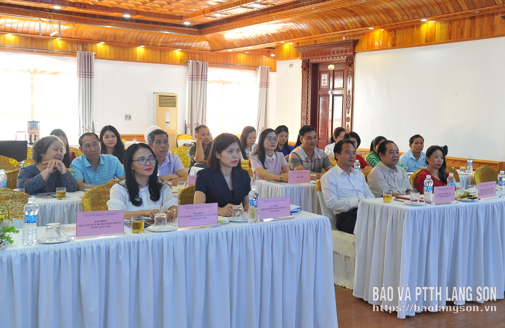Các đại biểu dự lễ khai mạc trại sáng tác
