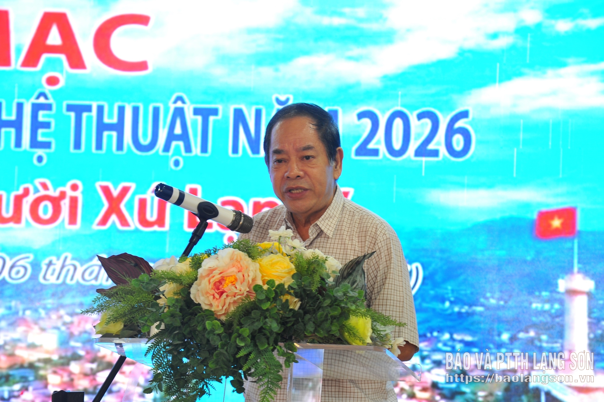 Nhà văn Cao Duy sơn, Nguyên Phó Chủ tịch Hội Văn học nghệ thuật các dân tộc thiểu số Việt Nam trao đổi nghiệp vụ chuyên môn và định hướng phát triển nghệ thuật trong thời kỳ mới với các hội viên
