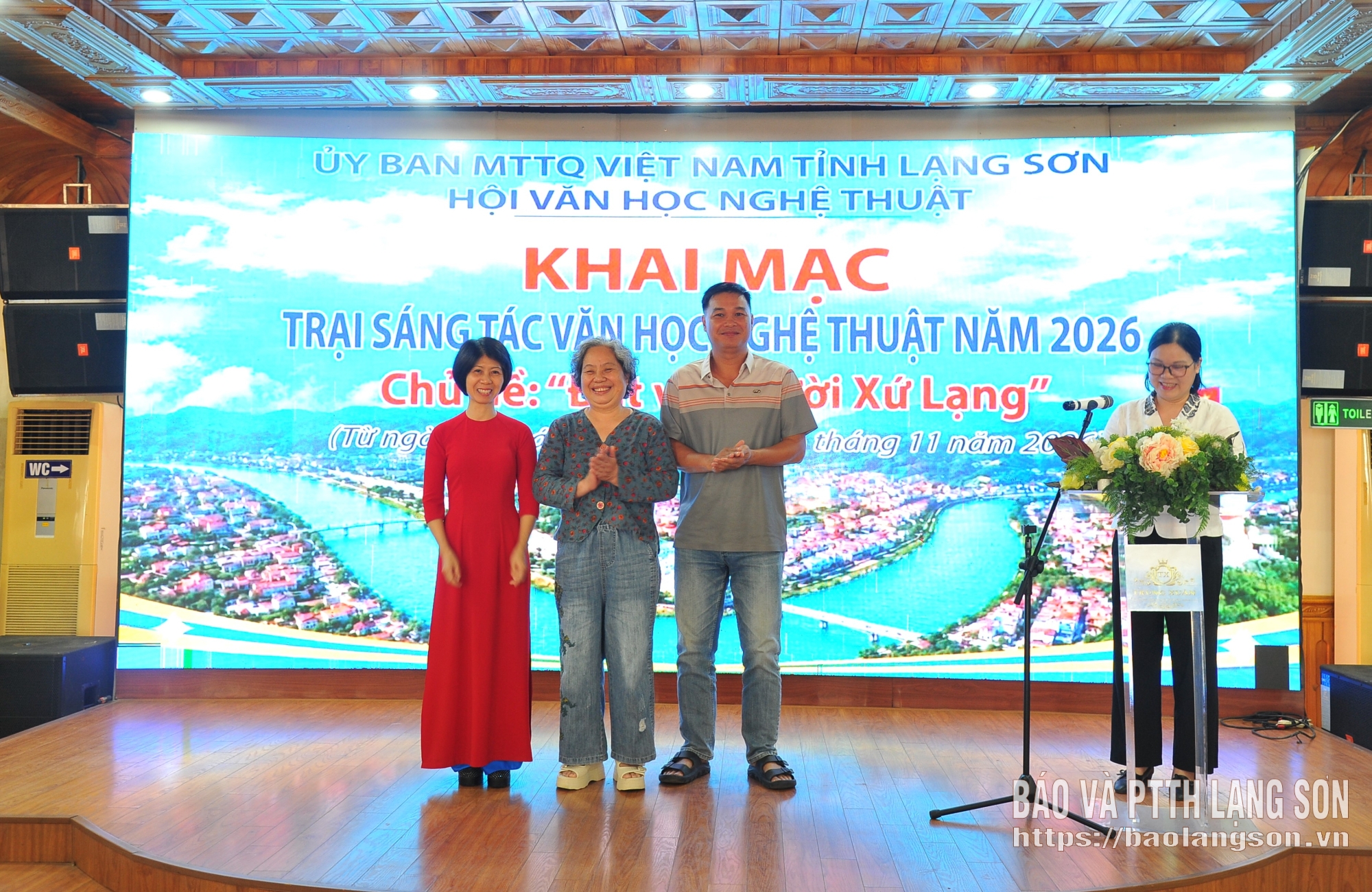 Ban cán sự Trại sáng tác ra mắt tại chương trình khai mạc