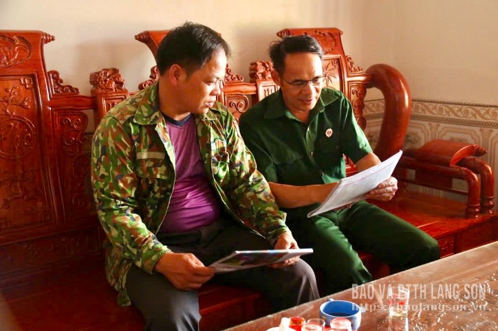Cán bộ, hội viên cựu chiến binh xã Yên Phúc cập nhật thông tin trên báo chí về chủ trương của Đảng, chính sách, pháp luật của Nhà nước