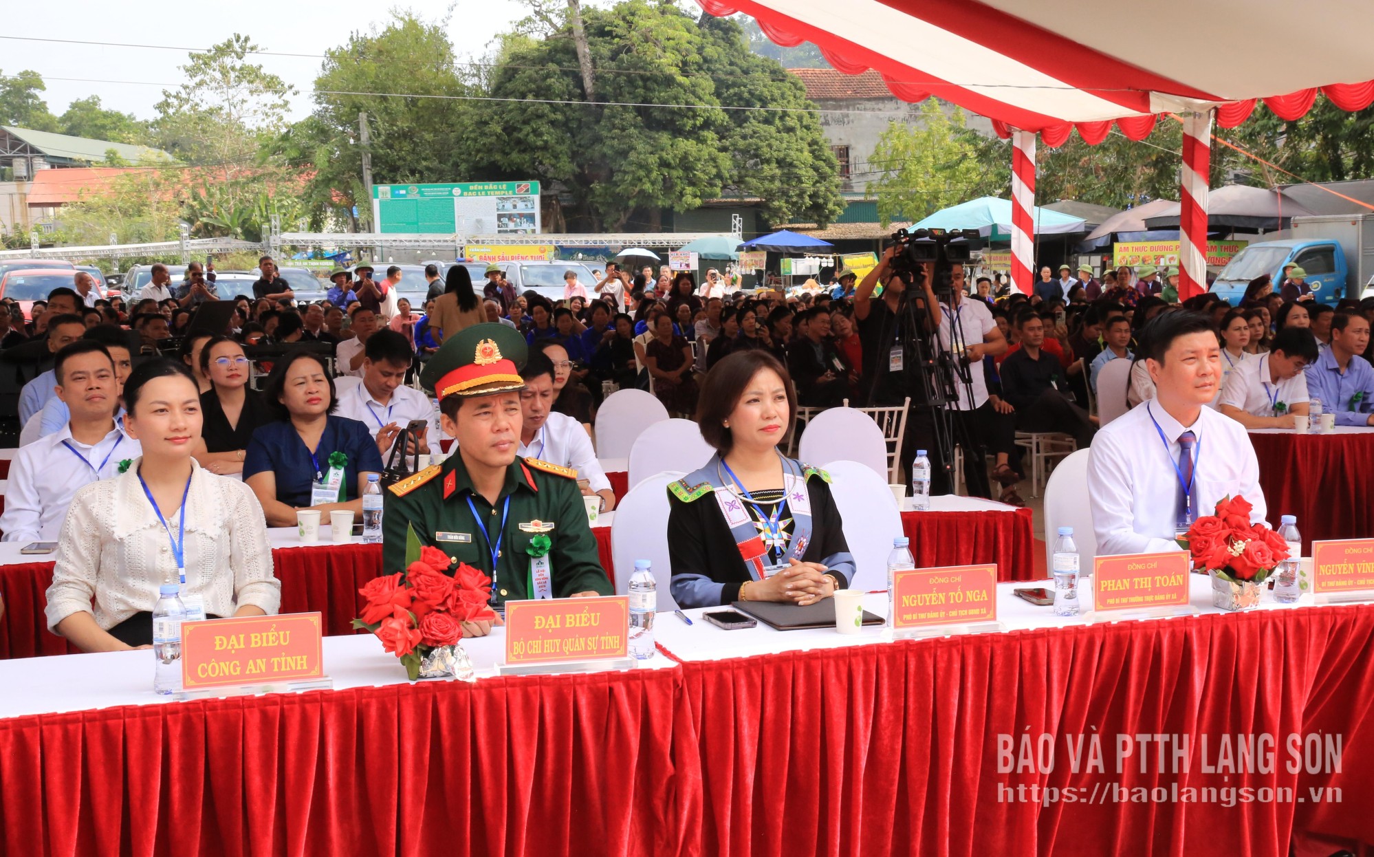 Các đại biểu tham dự chương trình khai mạc lễ hội