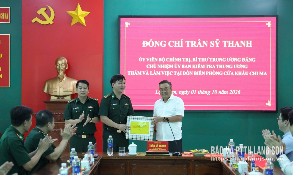 Đồng ch&iacute; Chủ nhiệm Ủy ban Kiểm tra Trung ương thăm, tặng qu&agrave; c&aacute;n bộ, chiến sĩ Đồn Bi&ecirc;n ph&ograve;ng Cửa khẩu Chi Ma