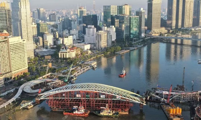 The tugboats bid farewell to the center of Ho Chi Minh City after the completion of the pedestrian bridge over the Saigon River.